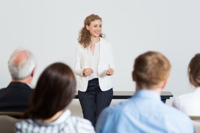 A woman presenting in front of a crowd how to become a dietitian