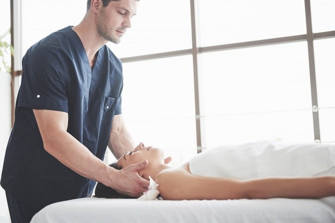 Masseur at work