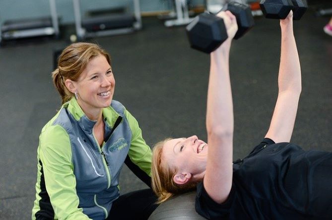 traning with a personal trainer in a gym