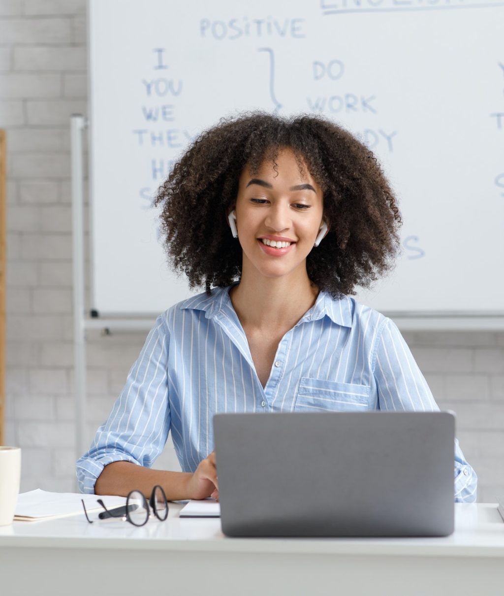 teacher-works-online-during-quarantine-woman-chatting-with-students-at-online-lesson-in-living-room-r8kfb5ixxxmgb6tyyh4htgp23ddo66zlm6c4qmg2mc